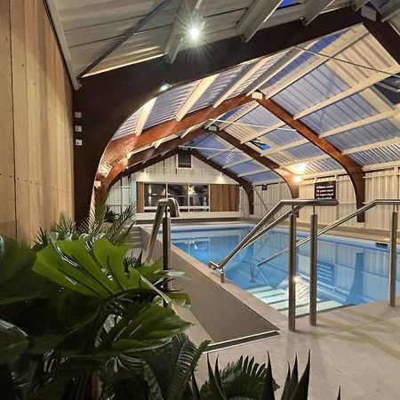 Tasman Holiday Parks - Christchurch Dış mekan fotoğraf The swimming pool at the new school