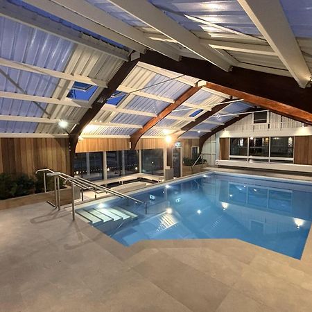 Tasman Holiday Parks - Christchurch Dış mekan fotoğraf The swimming pool at the hotel