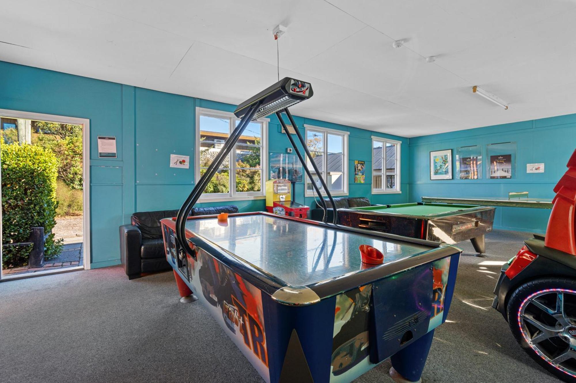 Tasman Holiday Parks - Christchurch Dış mekan fotoğraf Air hockey table