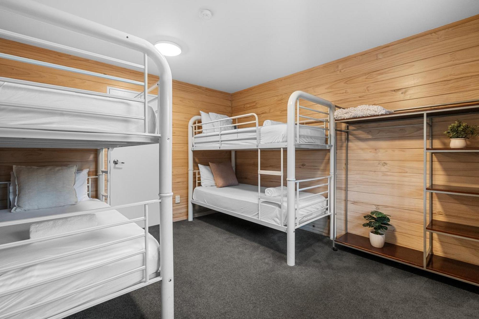 Tasman Holiday Parks - Christchurch Dış mekan fotoğraf A typical dorm room at a hostel