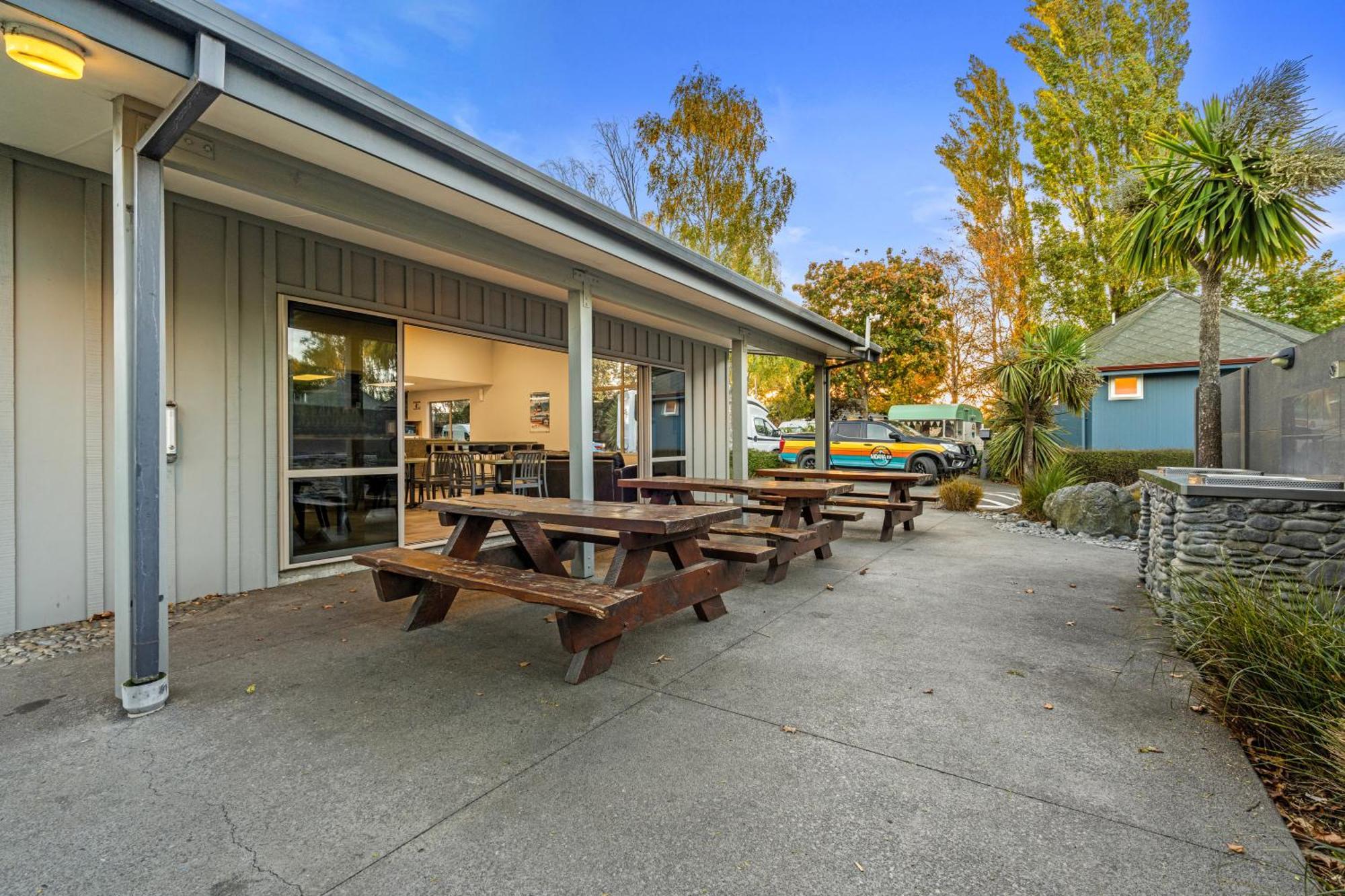 Tasman Holiday Parks - Christchurch Dış mekan fotoğraf The cafe at the centre