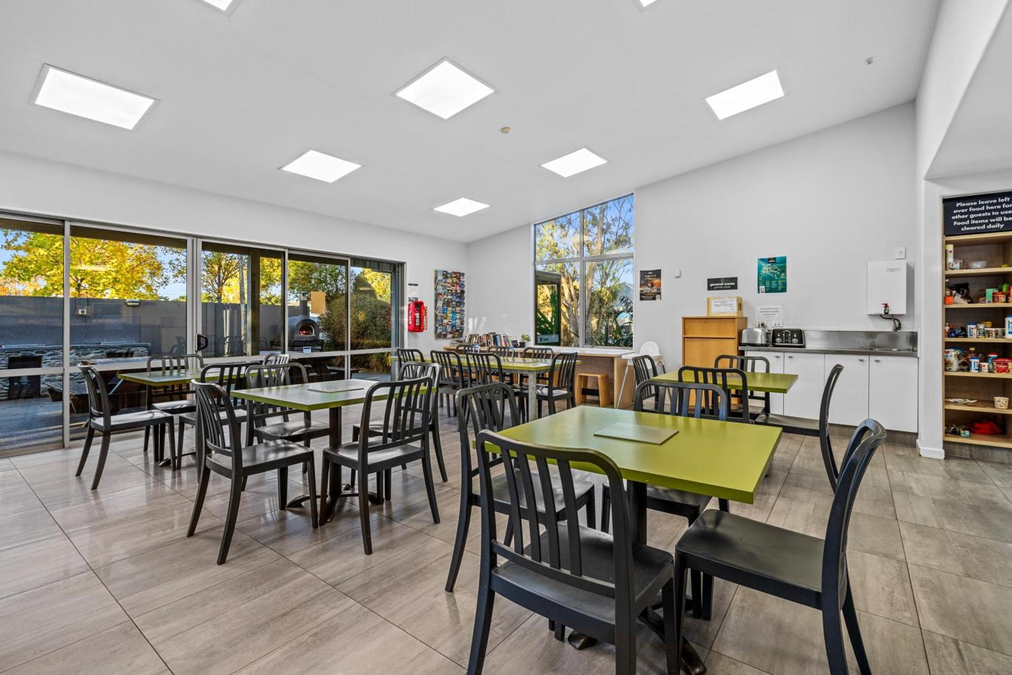 Tasman Holiday Parks - Christchurch Dış mekan fotoğraf The dining room at the hostel