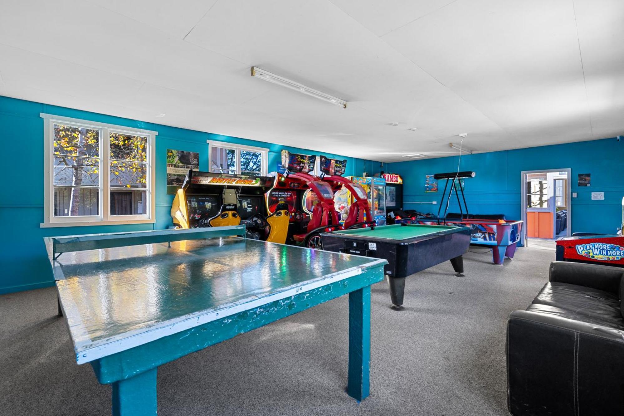 Tasman Holiday Parks - Christchurch Dış mekan fotoğraf The games room at the centre