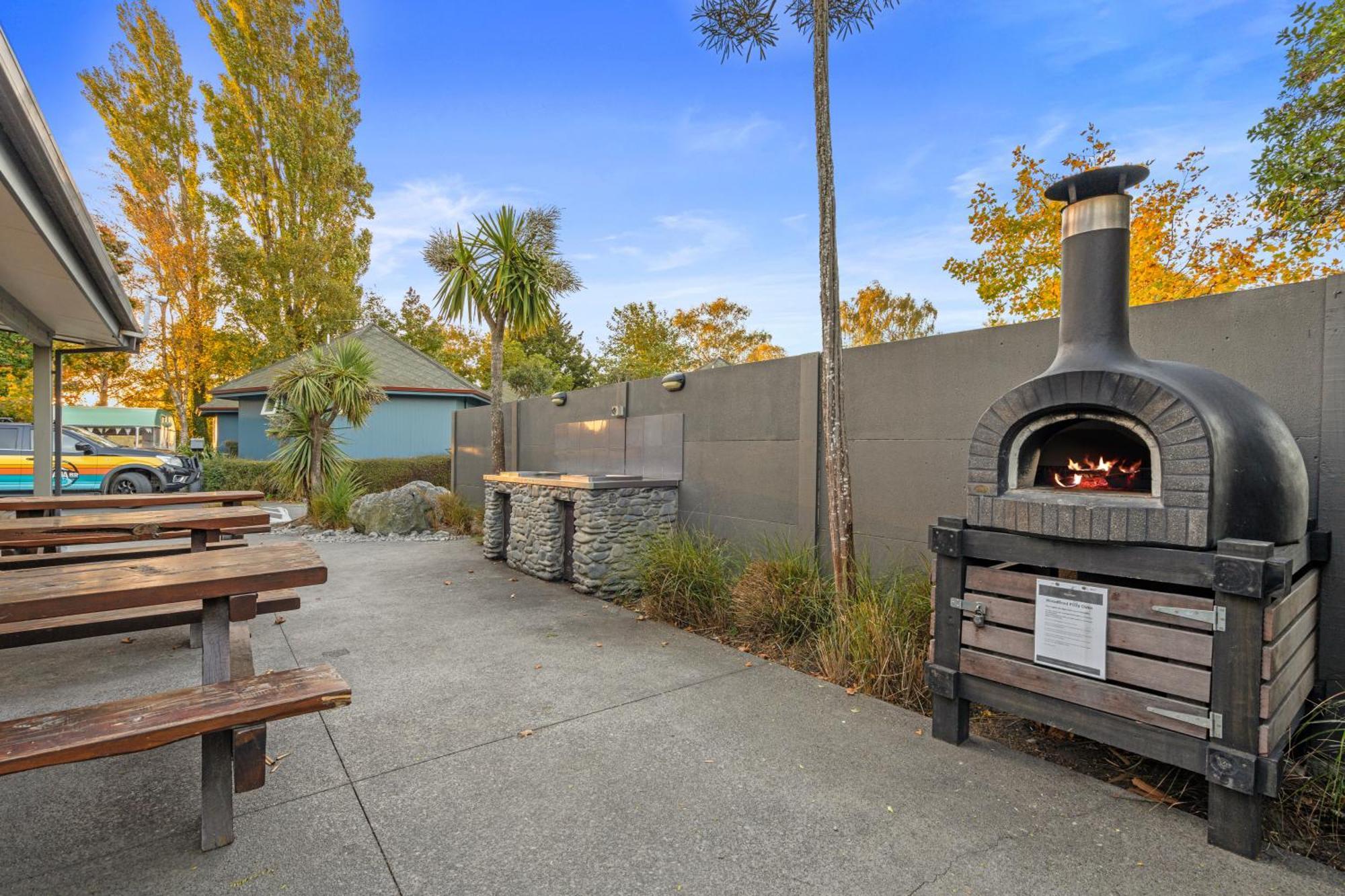 Tasman Holiday Parks - Christchurch Dış mekan fotoğraf The outdoor pizza oven at the Village