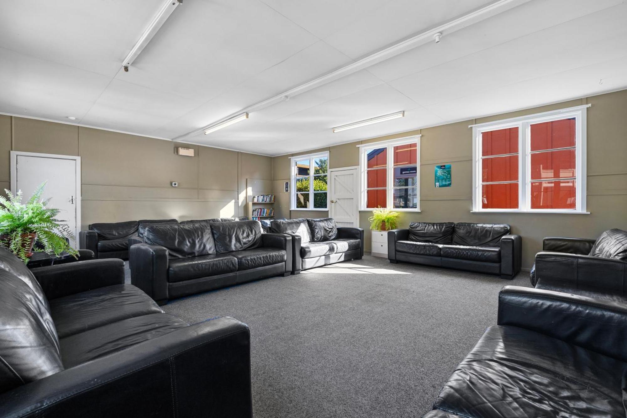 Tasman Holiday Parks - Christchurch Dış mekan fotoğraf The lounge at the station