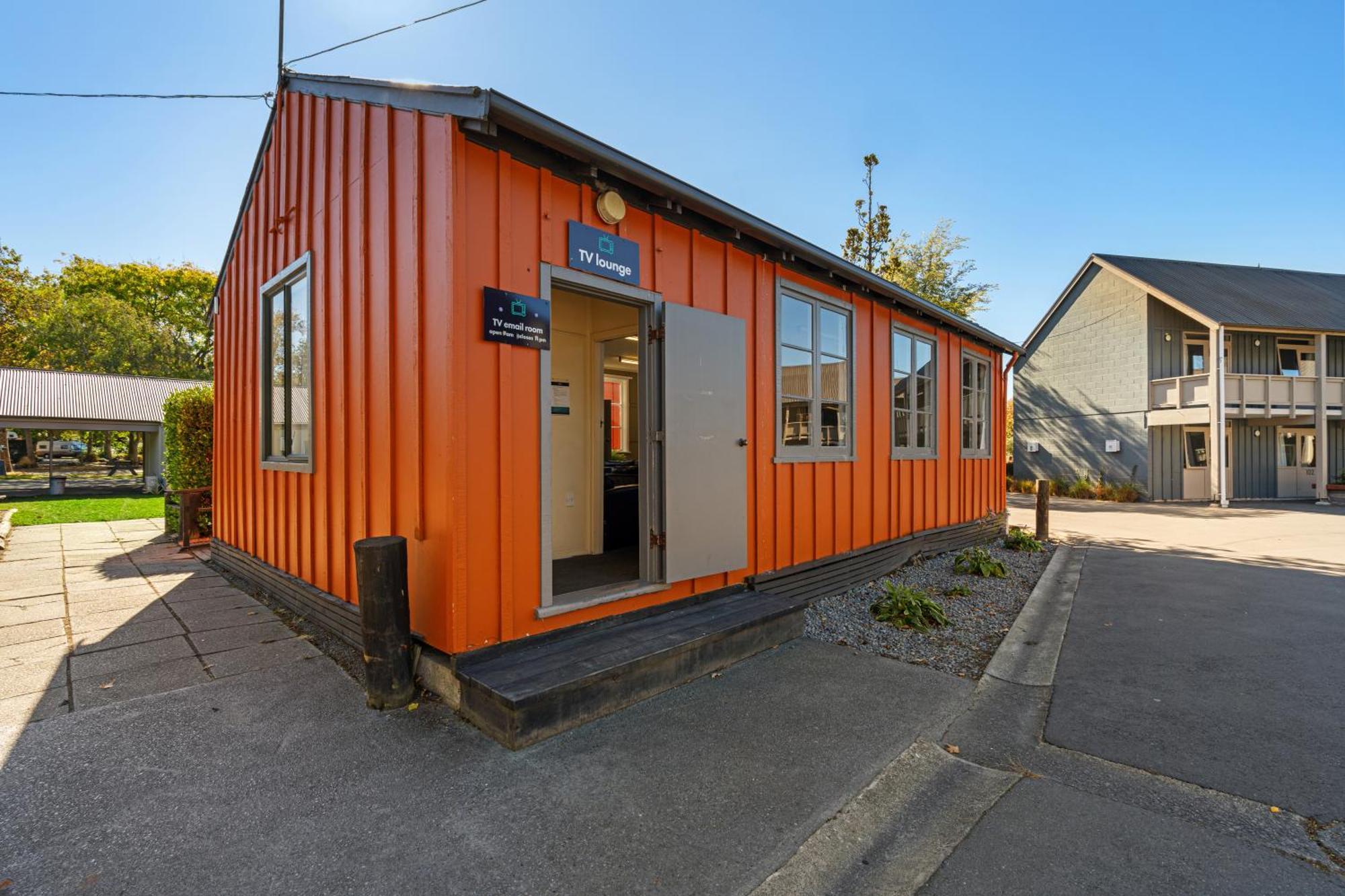 Tasman Holiday Parks - Christchurch Dış mekan fotoğraf The station building