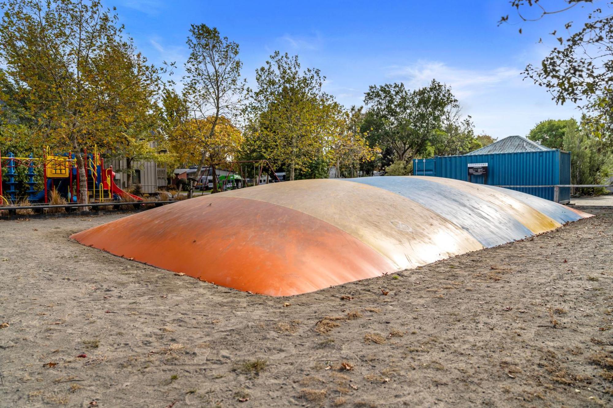 Tasman Holiday Parks - Christchurch Dış mekan fotoğraf The jumping pillow at the park