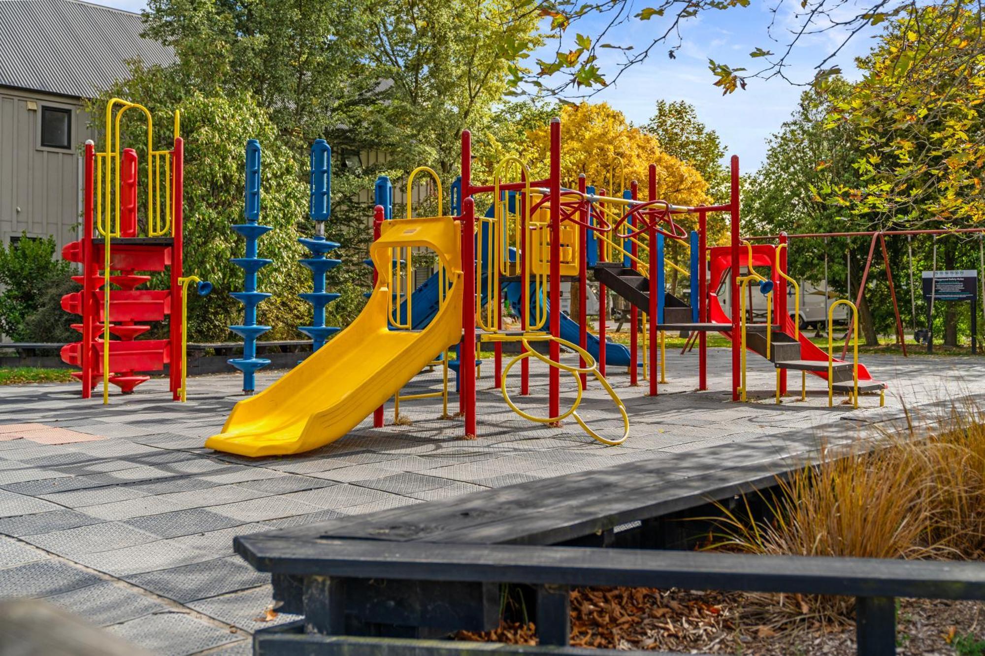 Tasman Holiday Parks - Christchurch Dış mekan fotoğraf Playground at the school