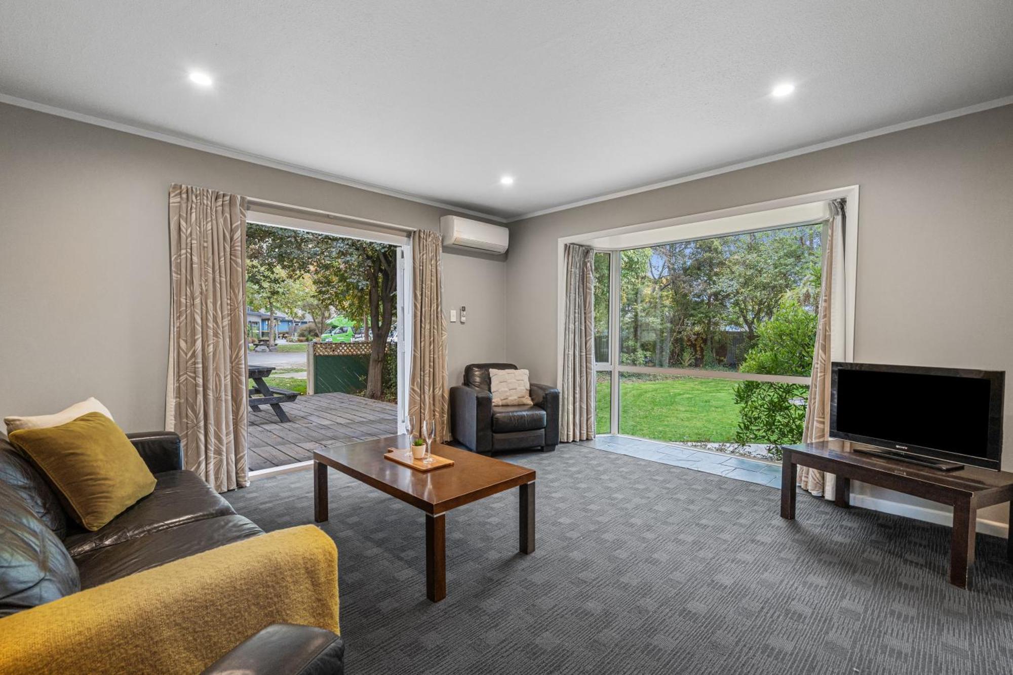 Tasman Holiday Parks - Christchurch Dış mekan fotoğraf Living room with sliding doors