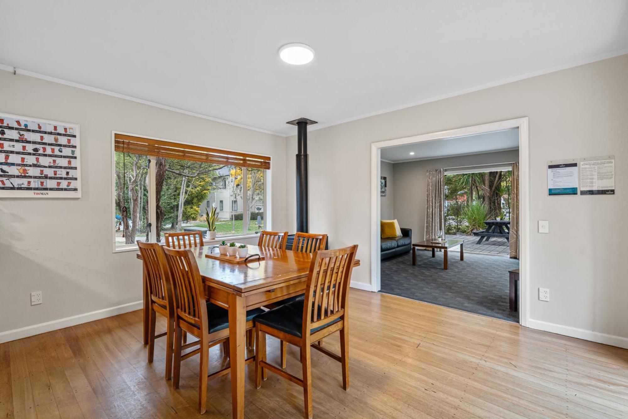 Tasman Holiday Parks - Christchurch Dış mekan fotoğraf A dining room in a house in New Zealand