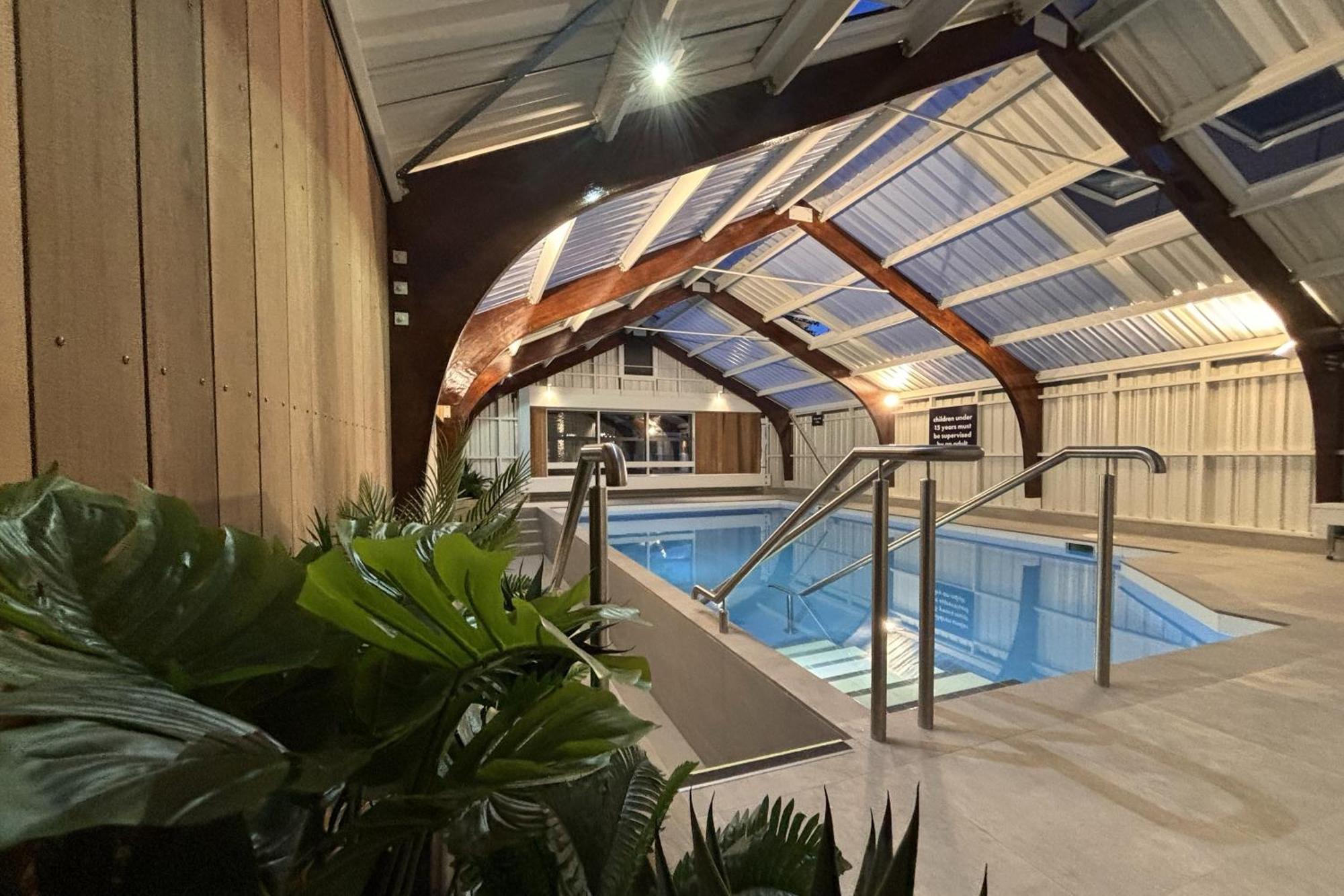 Tasman Holiday Parks - Christchurch Dış mekan fotoğraf The swimming pool at the new school
